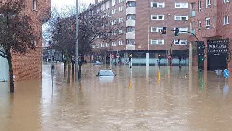EL DESBORDAMIENTO DEL RÍO ARGA HACE SALTAR LAS ALARMAS