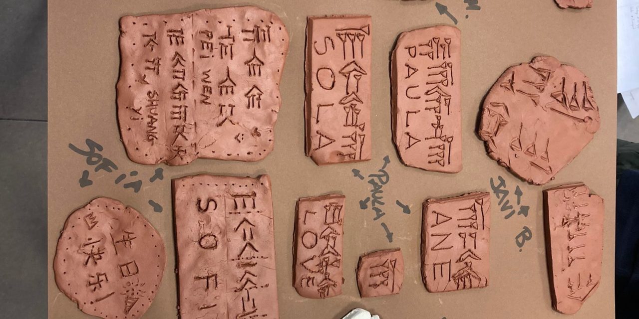 TALLER DE ESCRITURA CUNEIFORME Y PAPIRO